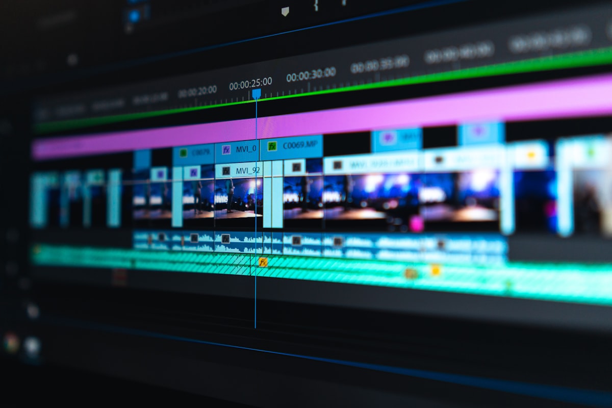 Studio di registrazione video professionale con attrezzatura luci e telecamere