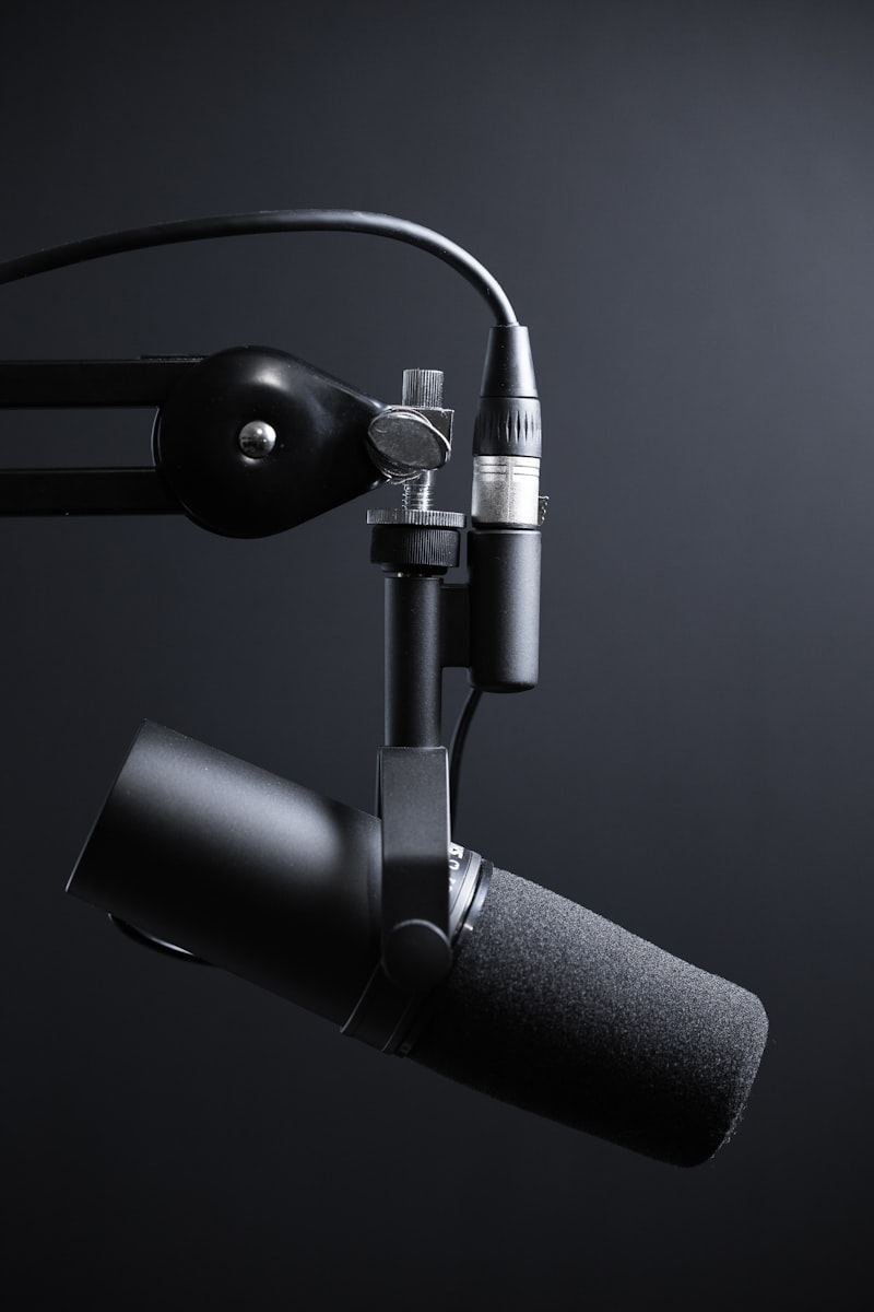 Microfono da podcast e telecamera durante un'intervista